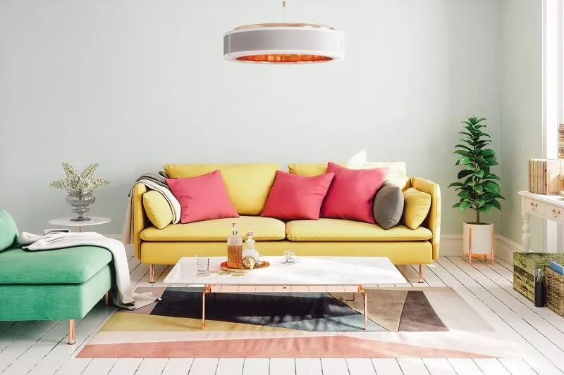 kolorowa kanapa w salonie