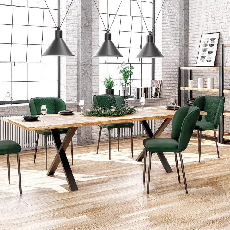 stół oraz zielone krzesła